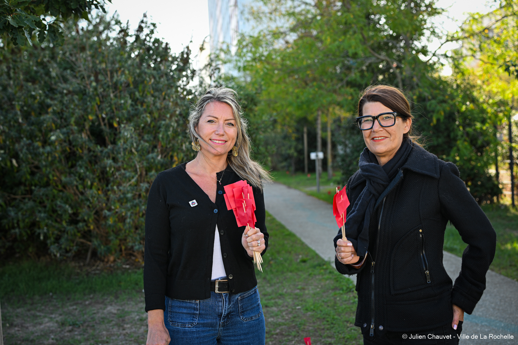 Tiffany Roy et Sophie Davisseau participant à l'Opération Coquelicot à La Rochelle