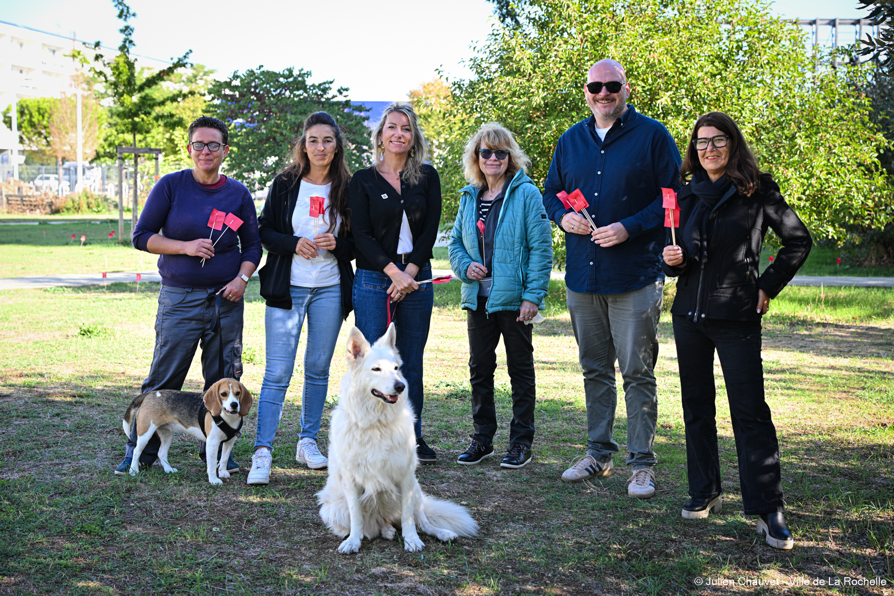 Habitants, partenaires et membres de DIAGONALES réunis avec leurs chiens lors de l'Opération Coquelicot
